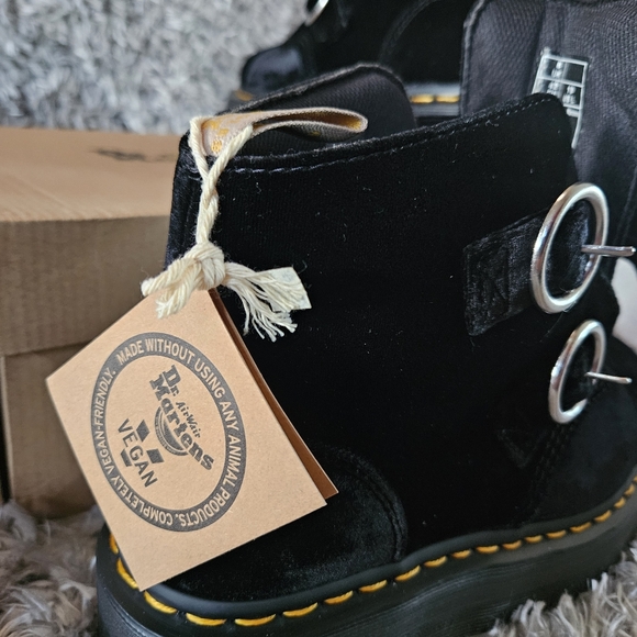 Woman's Boots Dr. Martens Vegan Devon Velvet Platform Boots - Picture 15 of 16